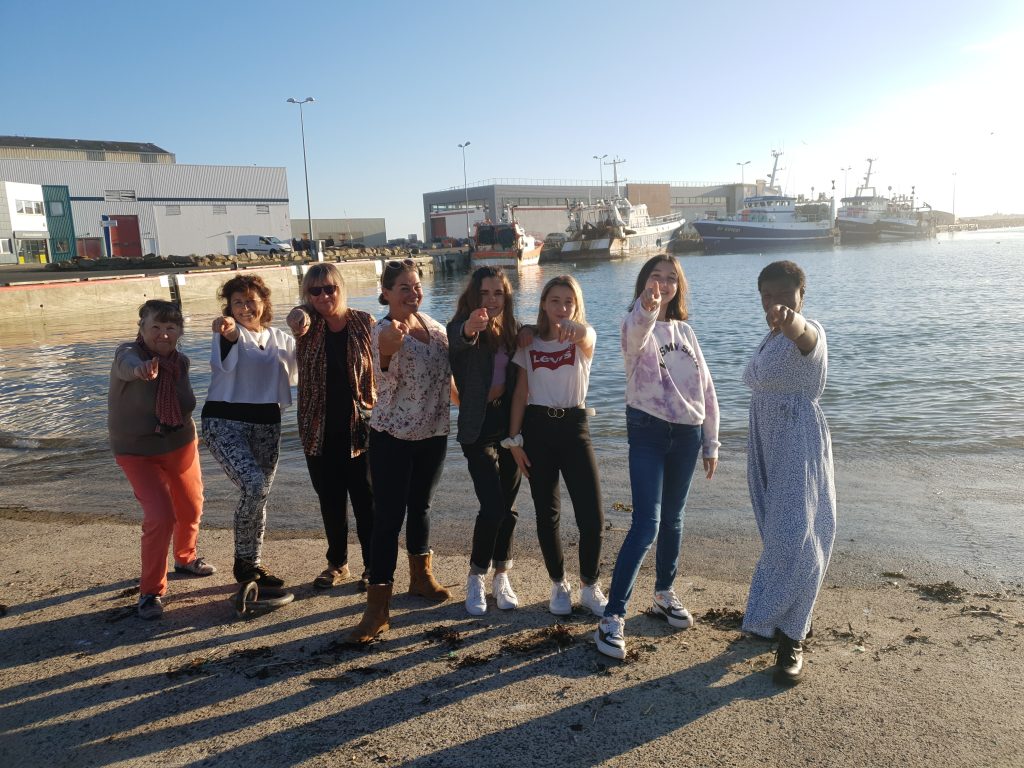 La troupe sur la cale du port